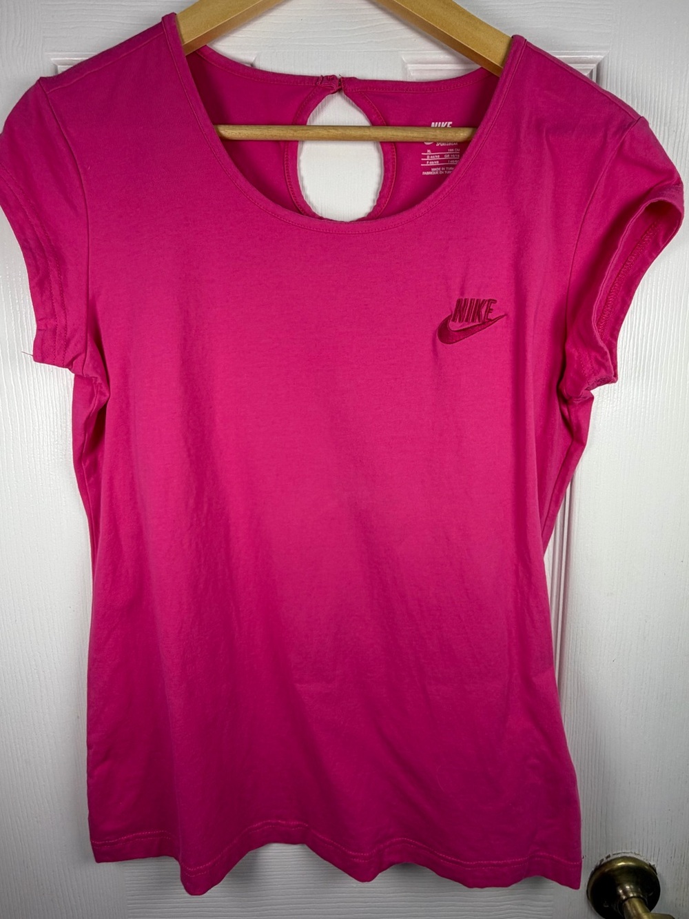 Nike Sportswear Hot Pink Athletic Tee XL Women’s Workout Top Keyhole Back Y2K